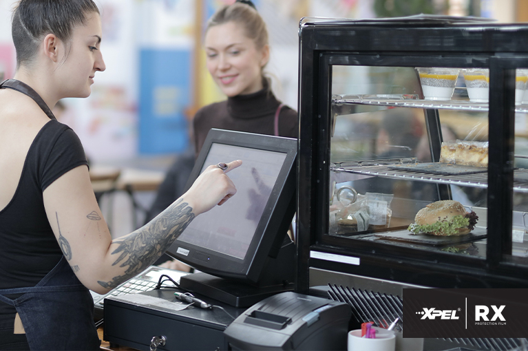 Kioske und Point-of-Sale-Systeme RXTM 10 kann auf großen Flachbildschirmen wie Kiosken, POS-Systemen und kommerziellen Displays angewendet werden.